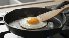 Dieser Trick wird Ihr Leben verändern: Wissen Sie, warum man beim Braten von Eiern Eis hinzufügt?