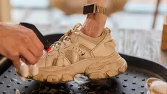 Wie man Wildledersneaker richtig wäscht, damit sie nicht kaputtgehen.