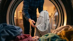 Warum sollte man Kleidung beim Waschen auf links drehen? Gute Gründe, dies bei Bedarf zu tun.