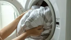 Wie wäscht man eine Bettdecke oder einen Plaid, die nicht in die Waschmaschine passen?