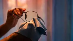 Kein Reinigungsmittel und kein Alkohol: So reinigt man Kontaktlinsen richtig, ohne das Glas zu beschädigen